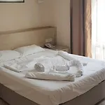 Larsens Apart-hotel *